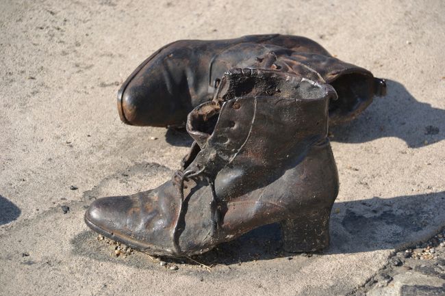 この靴の銅像は、第２次世界大戦でユダヤ人がこの場所で後ろから銃殺されてドナウ河に沈んでいった歴史を物語っている。<br /><br />悲しいぐらいに、精巧に再現された靴たち。