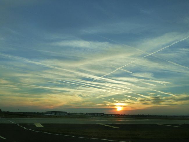 いそいそとホテルに戻り、エアポートタクシーを呼んでもらって空港へ。<br /><br />帰りは行きより安く、３９００フォリント。<br /><br />充実しすぎて居心地よすぎて、まったく帰る気分にならなかった。。<br /><br />名残惜しい、ハンガリーの夕焼けにさよなら。