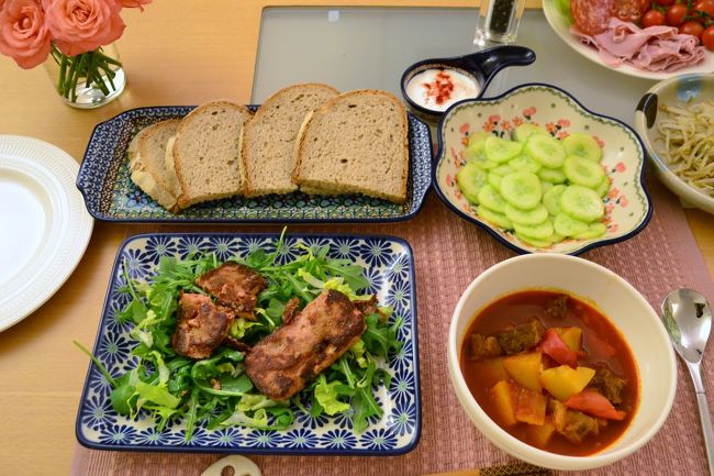 次の日の夜ごはんは、母がお気に入りのハンガリー料理を再現。<br /><br />フォアグラのソテー、グヤーシュ、きゅうりのサラダ。<br /><br />フォアグラは、缶詰でも十分おいしかった！<br /><br />グヤーシュはまだ少し課題が残るけど、家庭的で◎。<br /><br />こんなに余韻を楽しみたくなるほど、ブダペストの旅を満足感１００％で締めくくった母娘でした。