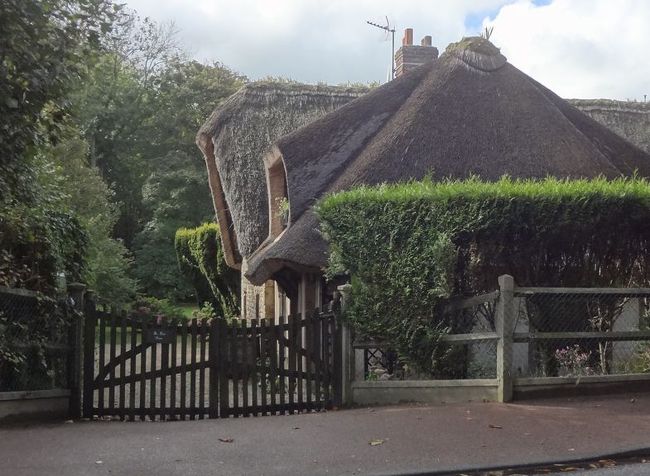 お向かいのこちら、茅葺屋根のお宅。<br />ノルマンディーならではだそうですね。