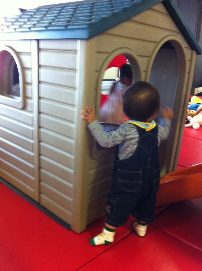 搭乗口入ってからもキッズスペースがあったので退屈することなくよかったです。<br />ムスコは初めての飛行機なんでドキドキでしたが<br />離陸時にミルク飲ませたらすぐ寝ちゃいました。<br /><br />１時間ほどで起きたのであとはお気に入りのおもちゃでなんとかクリア。ホッ。