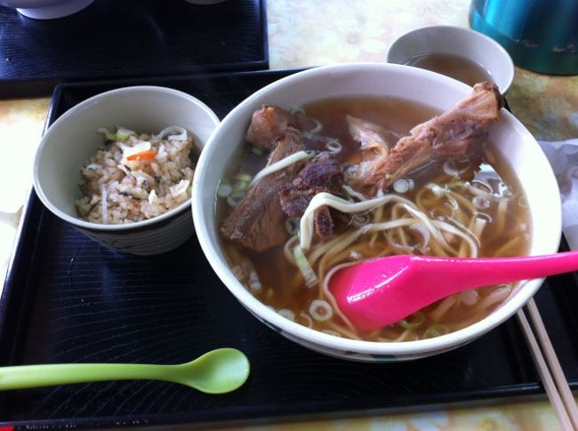 定刻どおりに那覇へ到着。<br />レンタカーを借りてからまず昼食へ。<br /><br />那覇の高良食堂へ。<br />沖縄そばセットが500円とお得！<br />おいしかったーーー。<br />写真撮る前につい箸を入れてしまったので乱れてます。