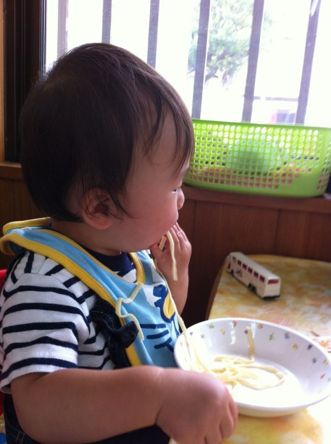 ムスコもそばに食らいついてます。