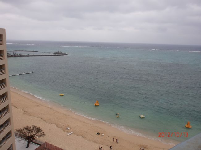 ホテル到着。<br />恩納村のリザンシーパーク谷茶ベイホテル。<br />あいにくの曇りのため、景色がイマイチ。