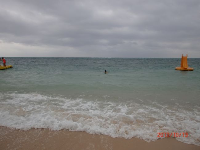 ホテル前のビーチ。<br />台風が近づいてるので波がちょっと高い？