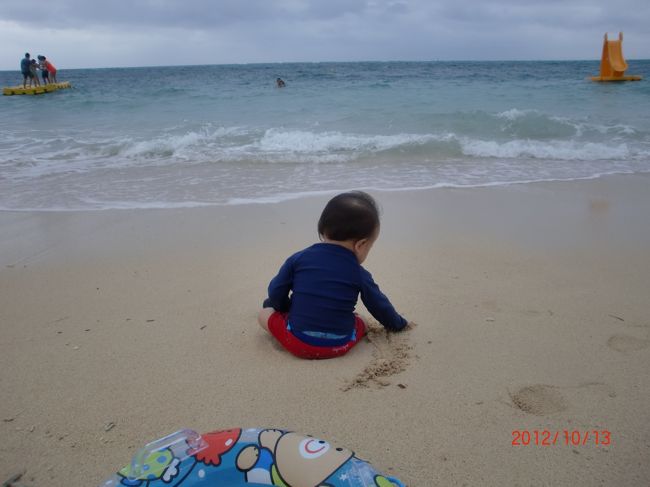 気温は２９度くらいあって暑いんだけど、風がきついので泳がず。<br />ムスコは初の波と砂浜で大はしゃぎでした。