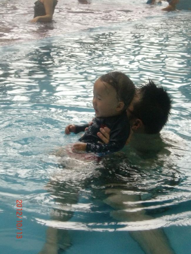 風がきつくなってきたので、室内プールへと移動。<br />ビーチからつながっているのでラクでした。