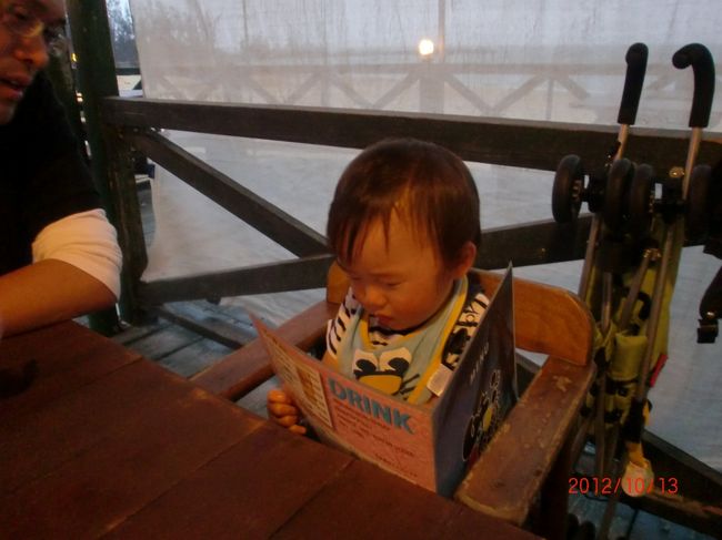 シャワー浴びてから夕食へ。<br />ホテル内の焼肉”味楽亭”で食べました。<br />ホントならサンセットを見ながらだったんだけど・・・残念。<br /><br />いっちょ前にメニューみてます（笑）