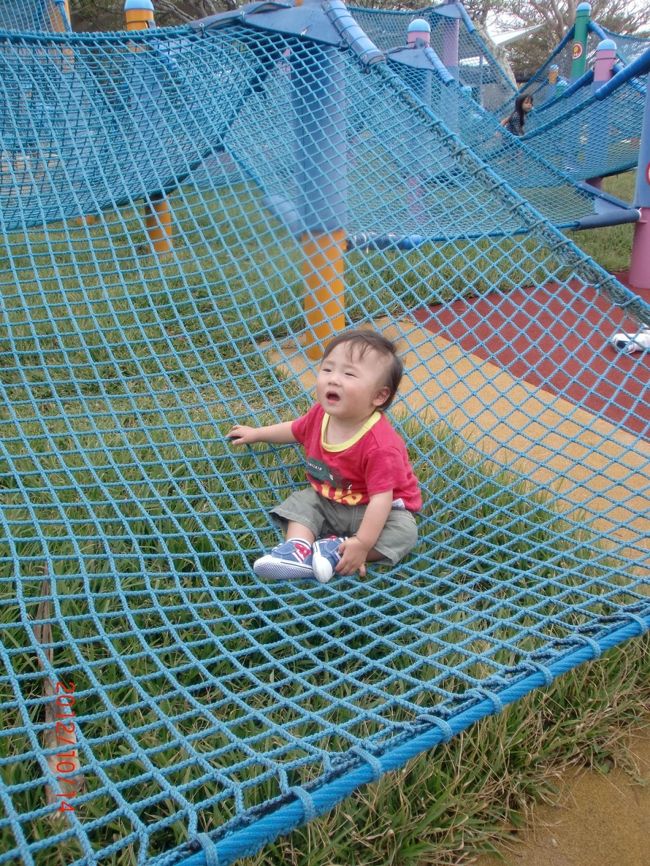 エメラルドビーチまで行こうと思ったら小雨が・・・。<br /><br />帰ろうと外にでたら止んだので<br />広場にある遊具で遊ばせました。<br /><br />お弁当もって遊びに来てる人がたくさんいました。