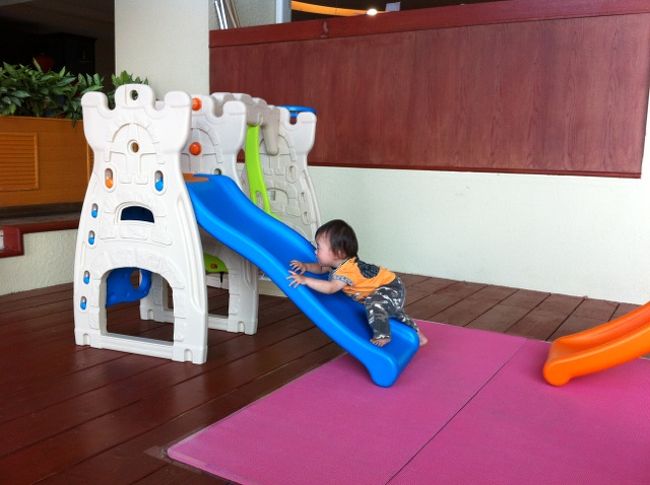 パパがお昼寝中なのでホテル内のキッズスペースで遊ばせました。<br />２か所あった！<br />さすが大きいホテルだけあるねー。