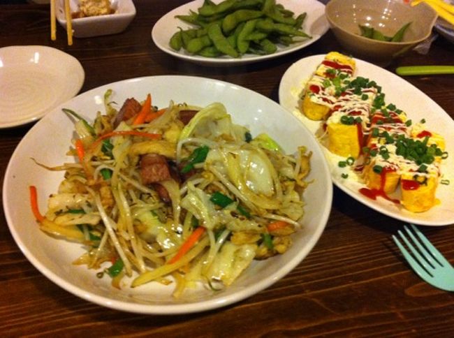 夕食はホテルのすぐ近くの居酒屋”琉球亭”へ。<br />子連れが多いのかお座敷あるし、子供イスも用意があってよかったー。<br /><br />頼んだのは、フーチャンプルーとチーズとあおさ入り卵焼き。