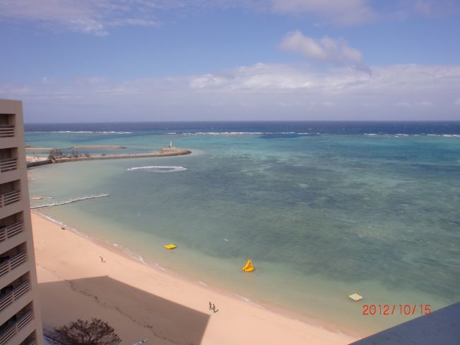 ３日目にして晴天。<br />でも台風が近づいてるので風はめっちゃキツイ！！<br />部屋からの眺めはサイコーでした。<br />青い海に青い空。これぞ沖縄！