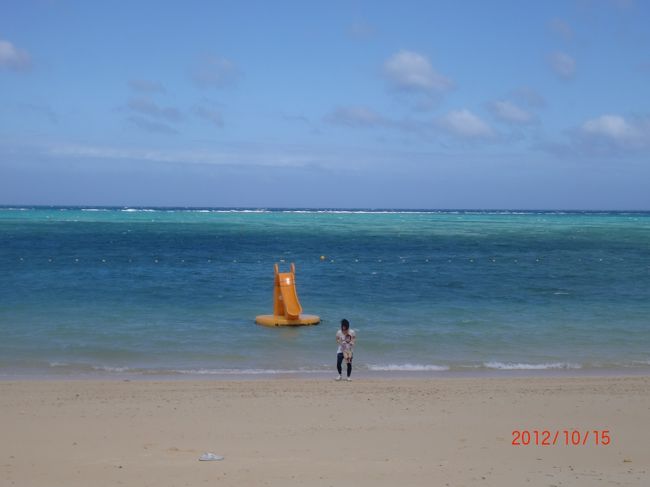 ムスコを抱っこして浪打際に。<br />足をつけてあげようとしたら自分の靴が濡れてしまったー。<br />はだしで行くべきだったー。<br /><br />ちなみにリザンシーパークのビーチはサンゴがたくさん落ちていて<br />裸足だとちょっと痛いかもーー。<br /><br />私たちはマリンシューズ履いてたから大丈夫でした。←初日ね。