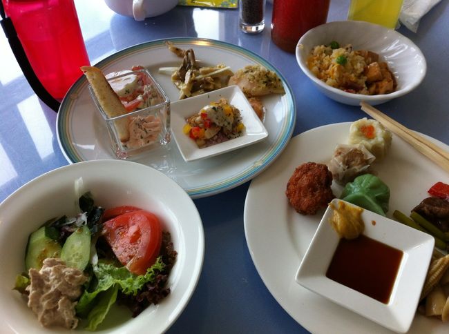 ホテルのランチバイキング。<br />和洋中あって品数豊富だしおいしかったー。<br />朝食バイキングの券でランチバイキング食べれるなら<br />変更した方がぜったいおすすめ！！<br /><br />私たちはじゃらんの特典でケーキバイキングの券もあったので<br />ランチのあとデザートは別の店に移動してケーキバイキングをいただきました。<br /><br />デザートの後、ホテルを出てあしびなーで買い物した後<br />空港へと向かいました。<br /><br />今回は天候に恵まれず、観光よりホテルでゆっくりした方が多かったけど<br />子連れ初旅行にはゆったりでちょうどよかったかも。<br /><br />今度は色々観光したいなぁ。