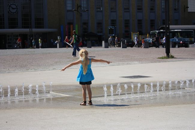 水を操るとってもかわいい女の子.｡.*:+☆