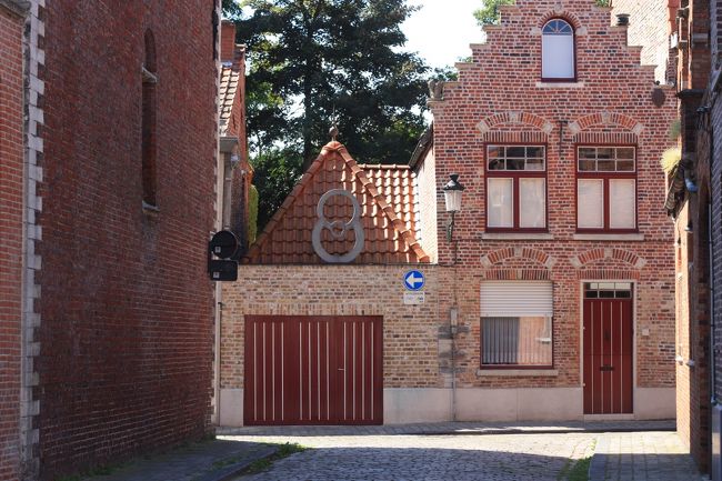 雪だるまのような輪っかが…。レンガ造りのお家はいいなあ