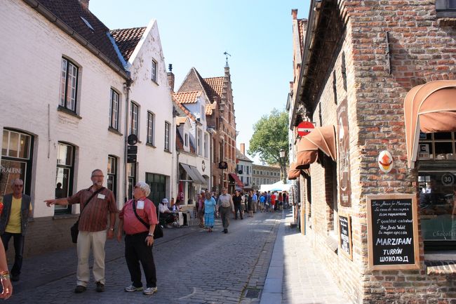 こちらでもフェスティバル！チョコレートビールを試飲したら、なかなかの強さでした(笑)<br /><br />いろいろ探したけど、結局お昼は簡単にチェーンのカフェっぽいところでパンとミネストローネのスーセット。<br />街には地元の人もたくさんいたけど、みんな昼からビールすっごい飲んでる！さすが！