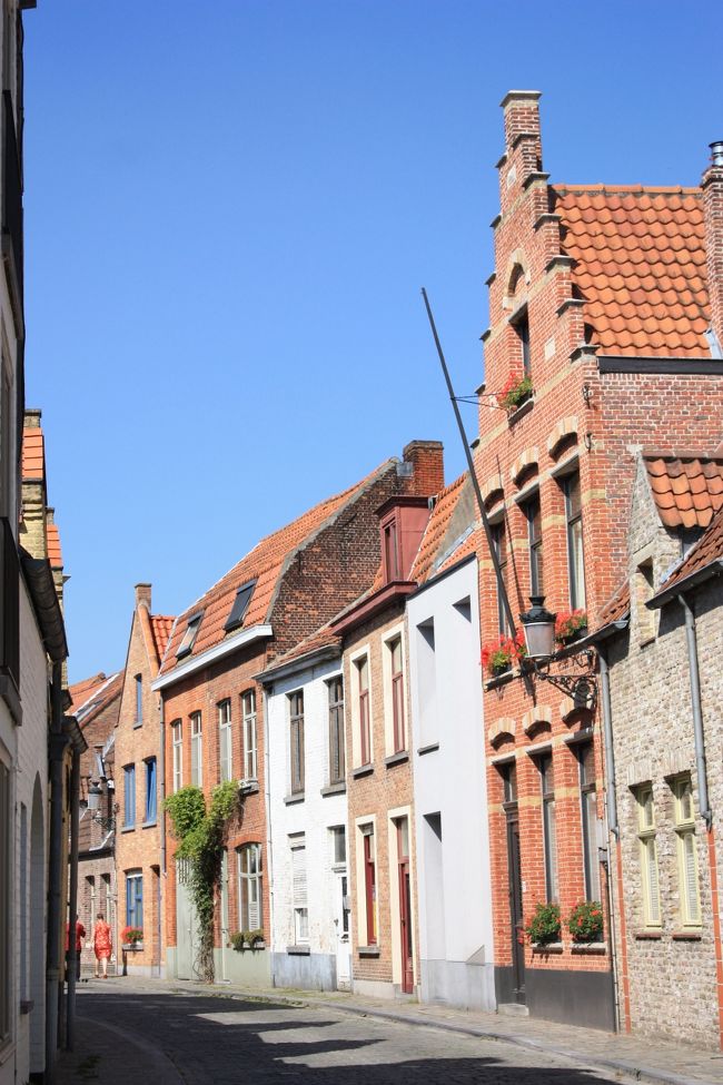 青い空と、レンガ造りの建物と、お花♪