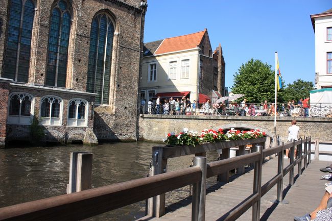 ブルージュといえば、運河クルーズ♪<br />チケットを買って、ボートを待ちます。