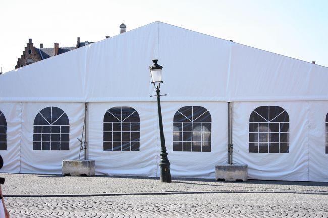 なぜかキレーに傾いている街灯…。