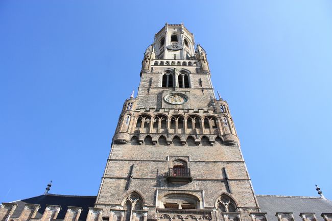 真下から見上げる鐘楼も素敵ですね。<br /><br />と、写真を撮りまくっていてふと向かいに目をやると、サンタクロース並みにひげの長いおじいさんが自転車とともに立っています。<br />にこっとされて手招きされたので、昼間だし街中だし特に怪しいこともないだろう…と、とりあえず行ってみる。