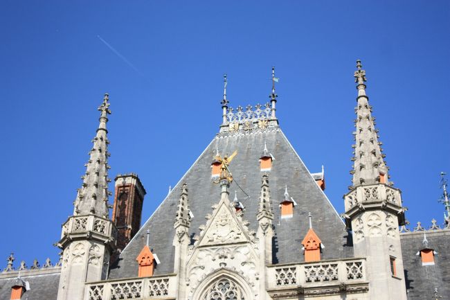 オランダから車で来ていて今日は自転車でブルージュを巡り、自転車をまた車に乗せて家に帰るというおじいさん（笑）<br />地図を持っている？と聞かれ、持っていないと答えるとポケットからブルージュの地図を出して、「Beautiful point」を教えてくれました♪<br />あと、ここは変な人がいるから行かないほうがいいよ〜とか、親切だった〜。<br />広場のこともいろいろ説明してくれて、この建物の上にほら！ドラゴンを退治してるんだよ！とか。<br />英語がちゃんと分かればもっと理解できたんだけどなあ。