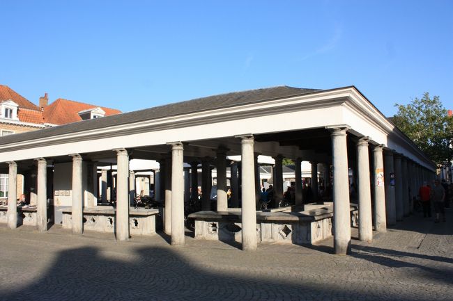 魚市場です。夕方なので何もありません…が、何か催し物をしているよう。