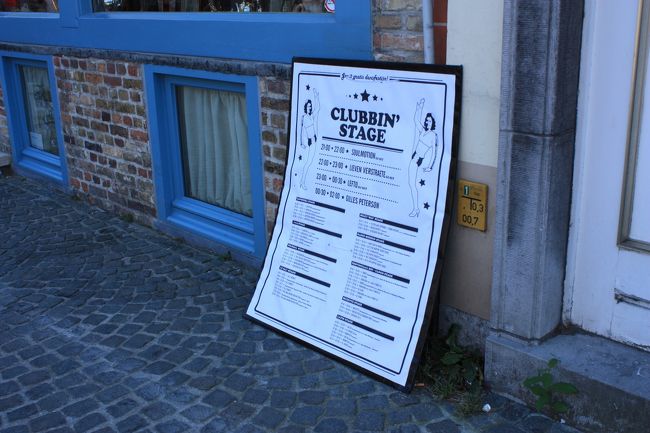 ダンスパーティーみたいなものかな？中のほうでたくさん人が踊ってました♪