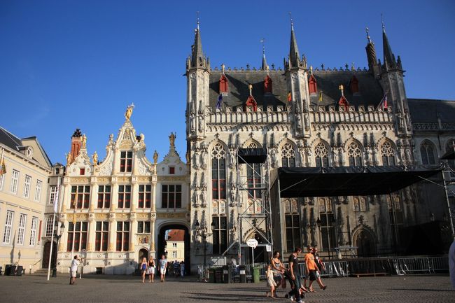 市庁舎の前の広場もフェスか何かの特設ステージできれいに撮れず、残念。