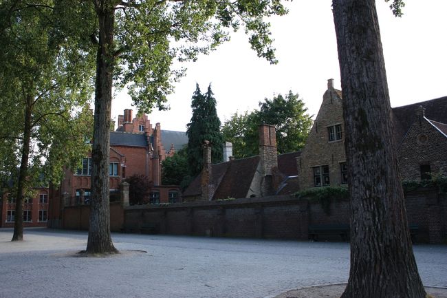 ベギン会修道院。この時点でもう既に19時前ぐらいです。<br />ブルージュでは時間が遅かったのもあって街歩きだけで、どこにも入りませんでした。