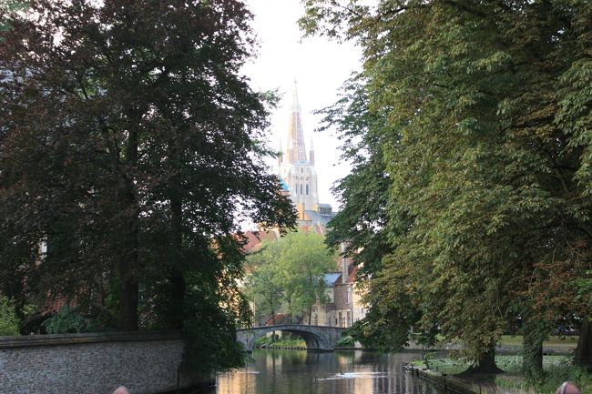 ２３歳のパリに留学中の中国人の女の子としゃべっているからおいでよ！と近くのベンチで３人でお喋り。<br />その女の子は英語もぺらぺらで、日本人あかんな…と反省（笑）