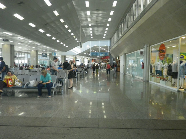 ドバイからリオデジャネイロに到着したが、そのままイグアスまで移動します。国際線→国内線での移動なので、ここでブラジル入国する。<br /><br />リオデジャネイロの空港は意外と小さかった。４年後のオリンピックまでには拡張するのだろうけど、大丈夫だろうかと要らぬ心配。<br />写真は国内線待合ゲート。結構綺麗だけど喫煙室が無いのがチョット寂しい。