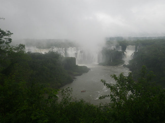 イグアス到着は夜だったので、翌日午前中から早速ブラジル側からイグアスの滝を見に行きました。ゲートから入って、暫く歩くと、滝が見え始めます。