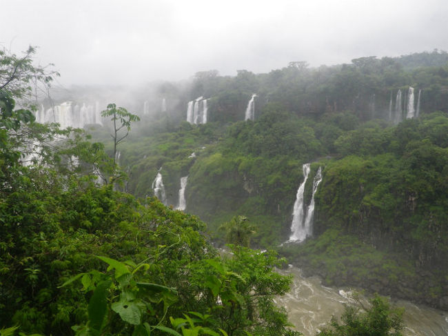 少しでも明るくなると、滝の白さと木々の緑でナカナカ綺麗ですが、太陽がマッタク出ないので、虹が見れなかったのが残念。