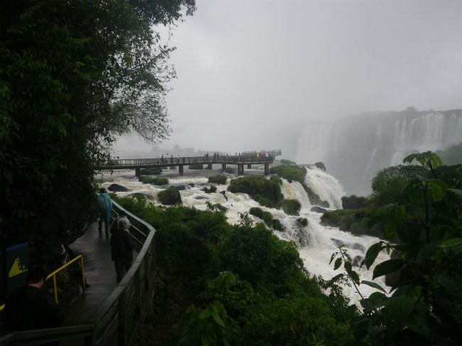 イグアスには約２７０の滝が有るのだそうです。その内ブラジル側が３０％で、そのブラジル側最大の滝の前に在る展望台がこれ。