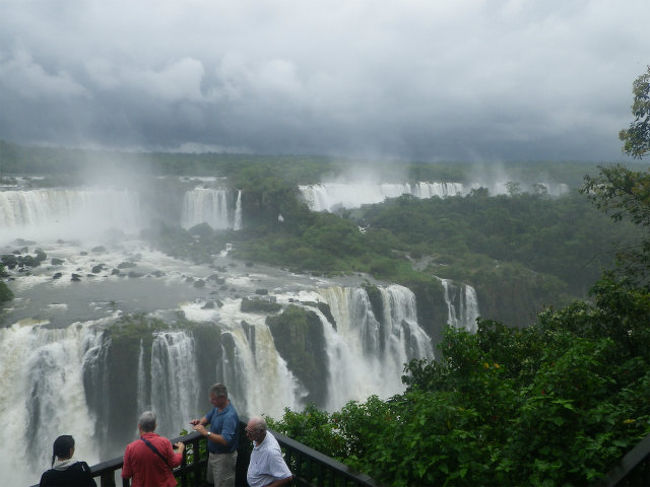 この最初の展望台からアルゼンチン側を見ると、本当に延々と滝が連なっているのが見えます。