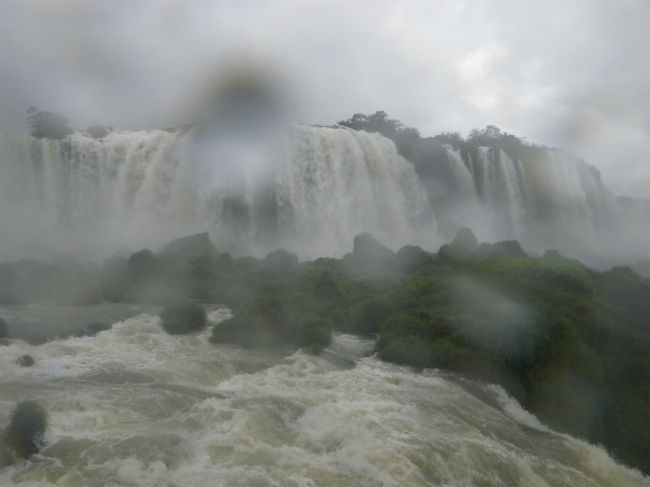 展望台先端に行ったら、雨は降ってないのですが、水飛沫が凄い。ブラジル側最大の滝の面目躍如。