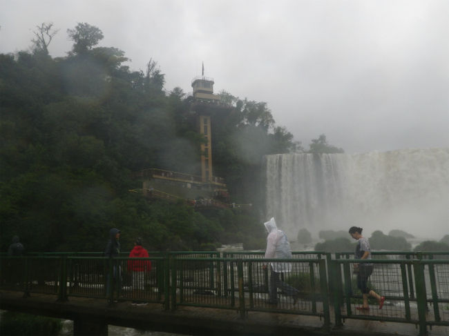 ブラジル側最大の滝の上側には、エレベーターで上がる事ができるとの事で、これから塔みたいに見えるエレベーターに向かいます。