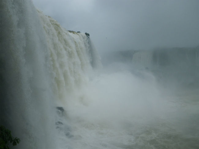 エレベーター乗り場の入口も展望台になっていて、ここから滝のほぼ真横が見れます。<br />凄い水量ですが、この滝の裏側にイワツバメが営巣しています。<br />ツバメが滝に突入するのを写真に撮りたかったのですが、上手くいかず。