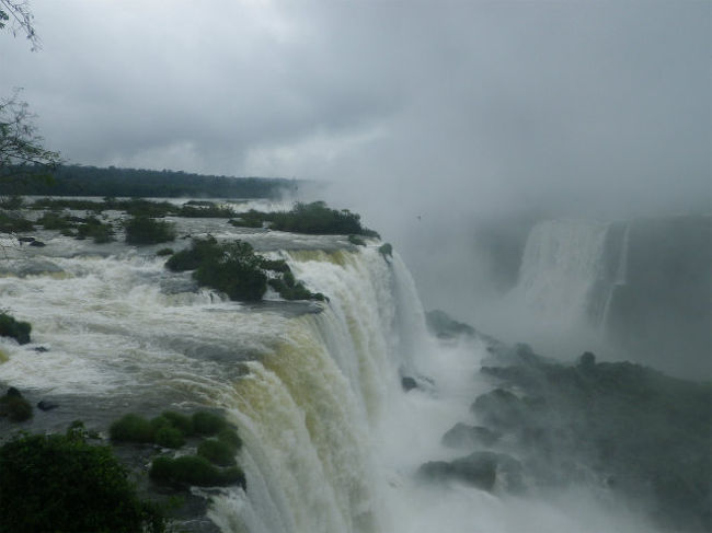 エレベーターを下りて、滝上の展望台に出ました。