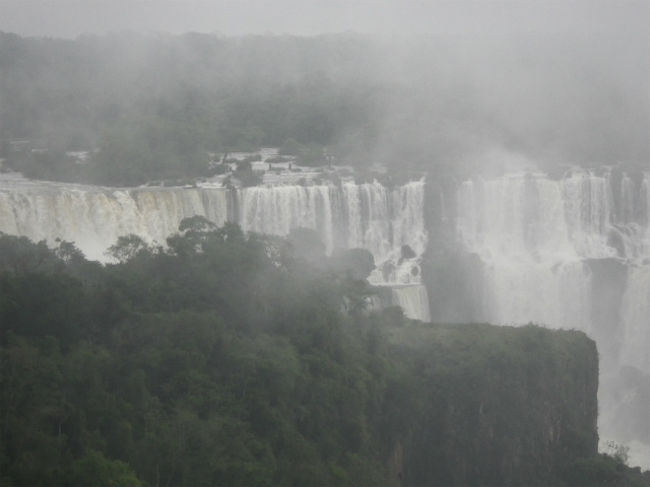 アルゼンチン側を見ても、そこらじゅう滝だらけ。