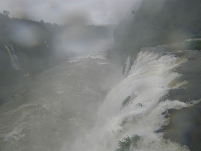 レンズの水滴を拭き忘れてしまったけど、中央の川の左側がアルゼンチン側。右側の山肌を歩いてきました。
