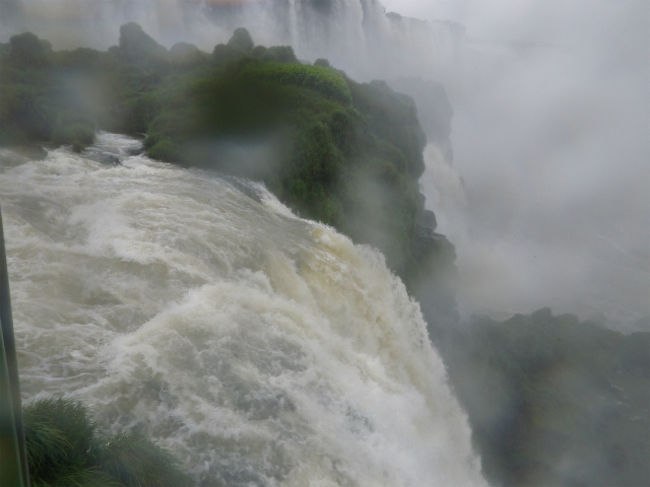 落下する滝の傍。豪快です。