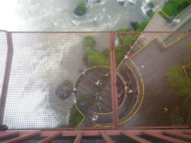 展望台から下を見ることも出来ます。<br />下に見えているのが、エレベーター乗り口の展望台です。<br />