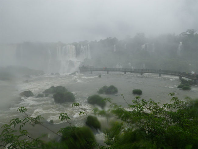 先ほど水飛沫を浴びながら見てきた展望を、上から見たところ。