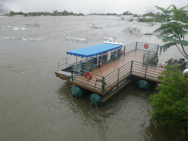 滝の上は大きな川ですが、そこを周遊する遊覧船も有りました。