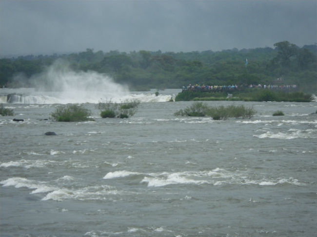 これが明日行くアルゼンチン側の”悪魔の喉笛”。<br />凄い水飛沫が上がっています。