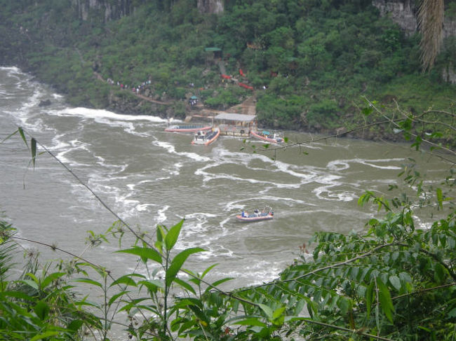 イグアスの滝ではボートで滝の直ぐ近くまで行くツァーが有ります。<br />これはアルゼンチン側のボート乗り場ですが、私は昼食後にブラジル側からボートに乗りました。