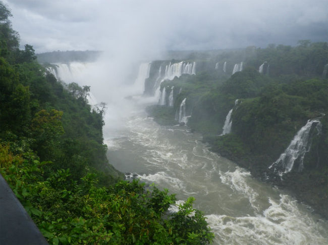 ブラジル側最大の滝と言われるポイントにだいぶ近ずきました。