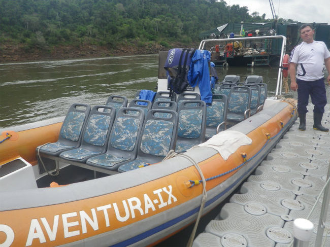 ボート乗り場に到着したら、コインロッカーが有って、５リアル（約２００円)でした。ずぶ濡れになるはずなので、私も迷わず荷物を預けました。靴と靴下は、ガイドに預かってもらい、素足になってこんなゴムボートに乗り込みます。